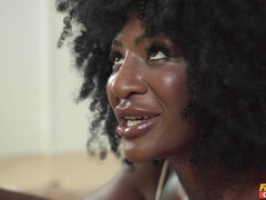 Noire, Sucer une bite, Brunette brune, Noir ébène, Mère que j'aimerais baiser, Maman, Cheveux courts