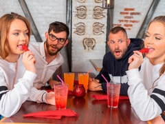 Blondine, Blasen, Hundestellung, Handjob, Jungendliche (18+), Flotter dreier, Titten, Toilette