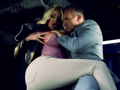 Grosser arsch, Blondine, Blasen, Handjob, Im freien, Hintern versohlen, Weibliche ejakulation