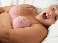 Amatéri, Bbw, Veľké kozy, Blondína, Prstovanie, Krátke vlasy, Sólo, Hračky