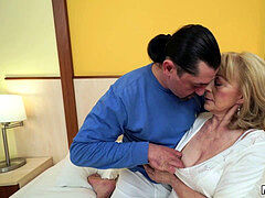 Velké péro, Dospělé, Mamina