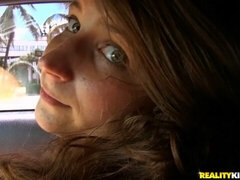 Grosser arsch, Grosser schwanz, Grosse titten, Blasen, Braunhaarige, Auto, Milf