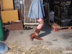 Csizmák, Ruhában, Megkötözve