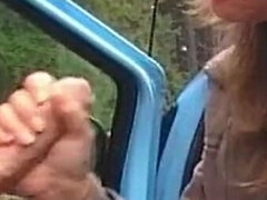 Enthousiasteling, Grote lul, Pijpbeurt, Auto, Sperma in mond, Duits, Handbeurt, Buiten