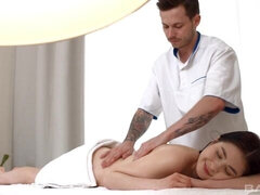 18, Asiat, Pik sutte, Brunette, Hundestilling, Massage, Naturlige bryster, Teenager