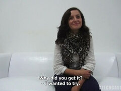 Brunette brune, Tchèque, Piercing