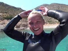 Blondynka, Czeski, Hd, Masturbacja, Na wolnym powietrzu, Publiczny, Solo, Pończochy