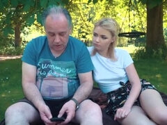 Blondine, Pik sutte, Komme i munden, Langt ned i halsen, Hårdt, Udendørs, Lille kvinde, Bryster