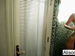 Kúpeľňa, Brunetka, Masturbácia, Vyholené, Sólo, Tetovanie, Hračky