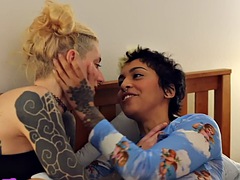 Amateur lesbian babe rims pussy eating girlfriend at home