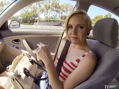 Zadek, Blondýna, Kuřba, Venku, Různé pohledy, Krátké vlasy, Vyhublá, Tetování