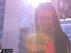 In den arsch, Arsch, Braunhaarige, Kehlenfick, Aufs gesicht abspritzen, Pornostars, Reiten, Titten