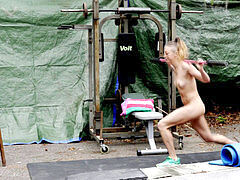 Celebrita, Tělocvična, Venku, Na veřejnosti