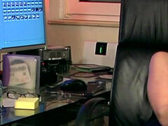 Брюнетки, Одетые девушки голые парни, Семяизвержение, Фетиш, Ласковые ручки, Милф, В офисе