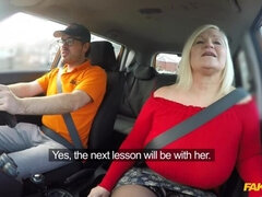 Grosse titten, Blasen, Auto, Fingern, Handjob, Lecken, Pov, Muschi