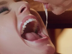 Blond, Sperma in mond, Sperma shot, Sperma in gezicht, 1 man 2 vrouwen, Kut duiken, Trio