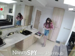 Bambinaia, Schizzo di sborra, Pisello, Hardcore, Leccata, Figa, Rasata, Tette