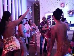 Duże cycki, Brunetka, Wytrysk, Grupa, Latynoska, Orgia, Strona, Cycki