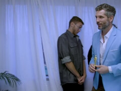 Stora tuttar, Blondin, Avsugning, Milf, Kontor, Party, Kort hår, Bröstknull