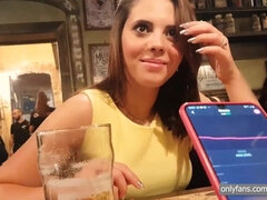 18 jaar, Vriendin, Orgasme, Openbaar, Roodharige vrouw, Tiener, Tieten likken, Vibrator