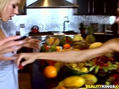 Большая жопа, Блондинки, Две девушки, Поцелуи, Лизание, Бритые, Тощие, Тату