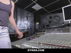 Lieveling, Blond, Seksspeelgoed, Vingeren, Hd, Lesbisch, Zoon, Tieten likken