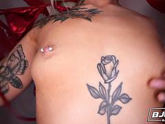 Lécher le cul, Sucer une bite, Brunette brune, Faciale, Masturbation, Nénés, Jouets