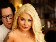 Amatör, Sovrum, Stor stjärt, Stor kuk, Blondin, Doggystyle, Naturliga tuttar, Tatuering