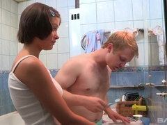 Meddie lets her boyfriend hammer her pussy up against the sink