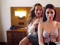 Morena, Penetracion con dedos, Lesbiana, Masturbación, Madres para coger, Coño, Tatuaje, Adolescente