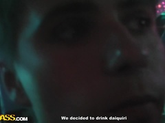 Blondine, Nylonstrømper, Offentlig