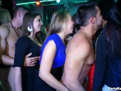 Amatør, Brunette, Påkledd, Dansing, Bakfra, Orgie, Fest, Swingers