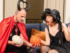 18, Stor stjärt, Stor kuk, Avsugning, Brunett, Doggystyle, Naturliga tuttar, Tuttar