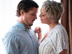 Stora tuttar, Blondin, Avsugning, Knubbig, Handjobb, Kysser, Strippning, Tatuering