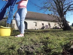 Leie, Grosser arsch, Jeans, Milf, Im freien, Pissen, Solo, Nass