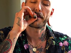 Amatør, Stor pik, Store bryster, Kysse, Slikning, Piercing, Shemale, Sutte