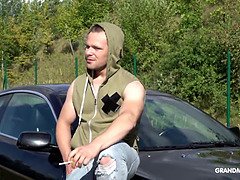 Blasen, Auto, Geile alte tussi, Kehlenfick, Fingern, Oma, Hd, Im freien