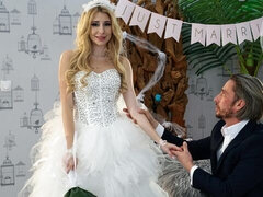 18 ans, Grosse bite, Blonde, Sucer une bite, En levrette, Seins naturels, Rasée, Nénés