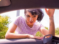 Gros cul, Grosse bite, Gros seins, Sucer une bite, Voiture, En levrette, De plein air, Cheveux courts