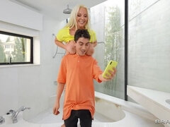 Badrum, Stor stjärt, Avsugning, Sperma shot, Ansikte sitter, Mellanrasig, Naturliga tuttar, Tatuering