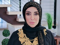 Arab, Stora tuttar, Brunett, Mellanrasig, Slick, Milf, Rakad, Strippning