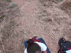 18 jahre, Tussi, Grosse titten, Blasen, Braunhaarige, Reif, Natürlichen titten, Im freien