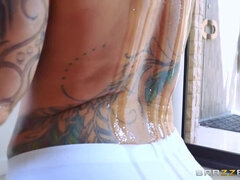 In den arsch, Grosse titten, Blondine, Hd, Milf, Strümpfe, Tätowierung