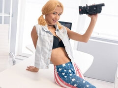 18 летние, Большая жопа, Блондинки, Мастурбация, Короткая стрижка, Соло, Стриптизерша, Молоденькие