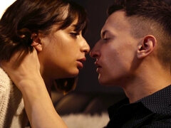 Schlafzimmer, Blasen, Braunhaarige, Besamung, Europäisch, Würgen, Handjob, Natürlichen titten