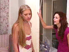 18, Brunett, Fingering, Flickvän, Lesbisk, Slick, Onani, Tonåring