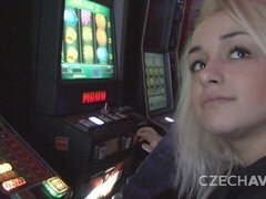 Blondin, Avsugning, Handjobb, Pov, Rakad, Tatuering, Tonåring, Toalett