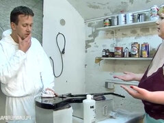 Hatalmas hátsó, Tekintélyes didik, Kebles, Kőkemény, Érett koros, Természetes mellek, Tini, Begyek