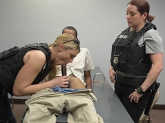 Blondine, Pik sutte, Hundestilling, Briller, Gruppe, Imellem racer, Politi, Uniform