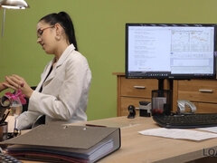 Συνεντευξη, Πίπα, Μελαχροινή, Γυαλιά, Ώριμη γυναίκα, Λεφτά, Γραφείο